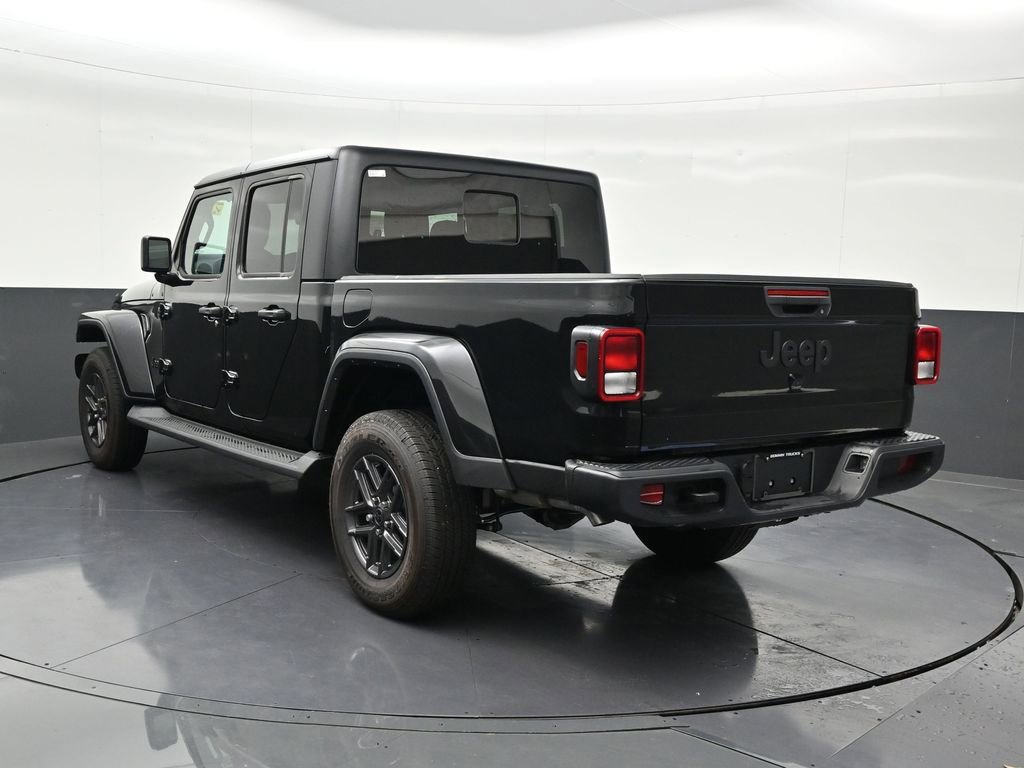 Used 2025 Jeep Gladiator Sport image 3