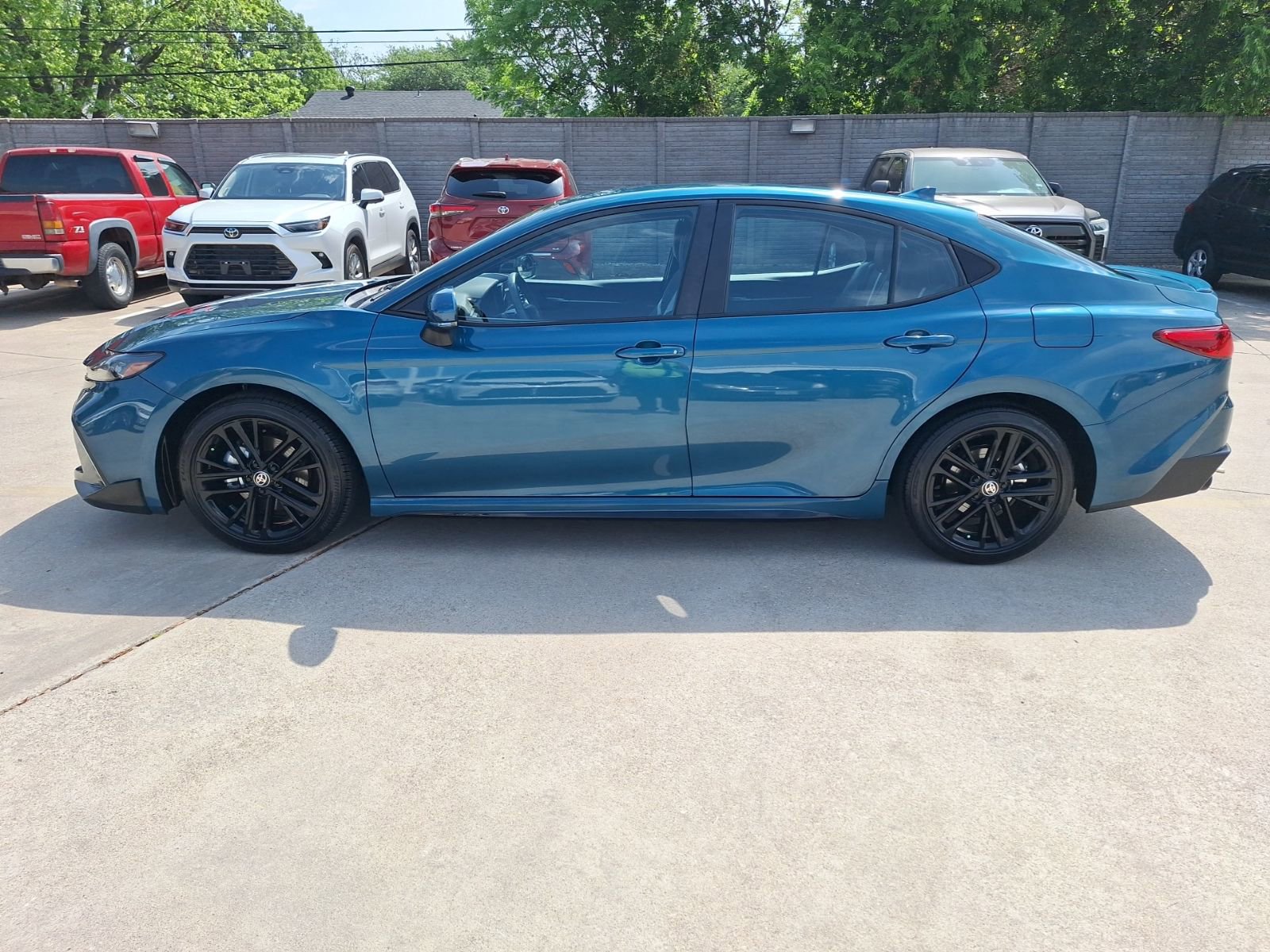 Used 2025 Toyota Camry SE w/ Convenience Package FWD image 3