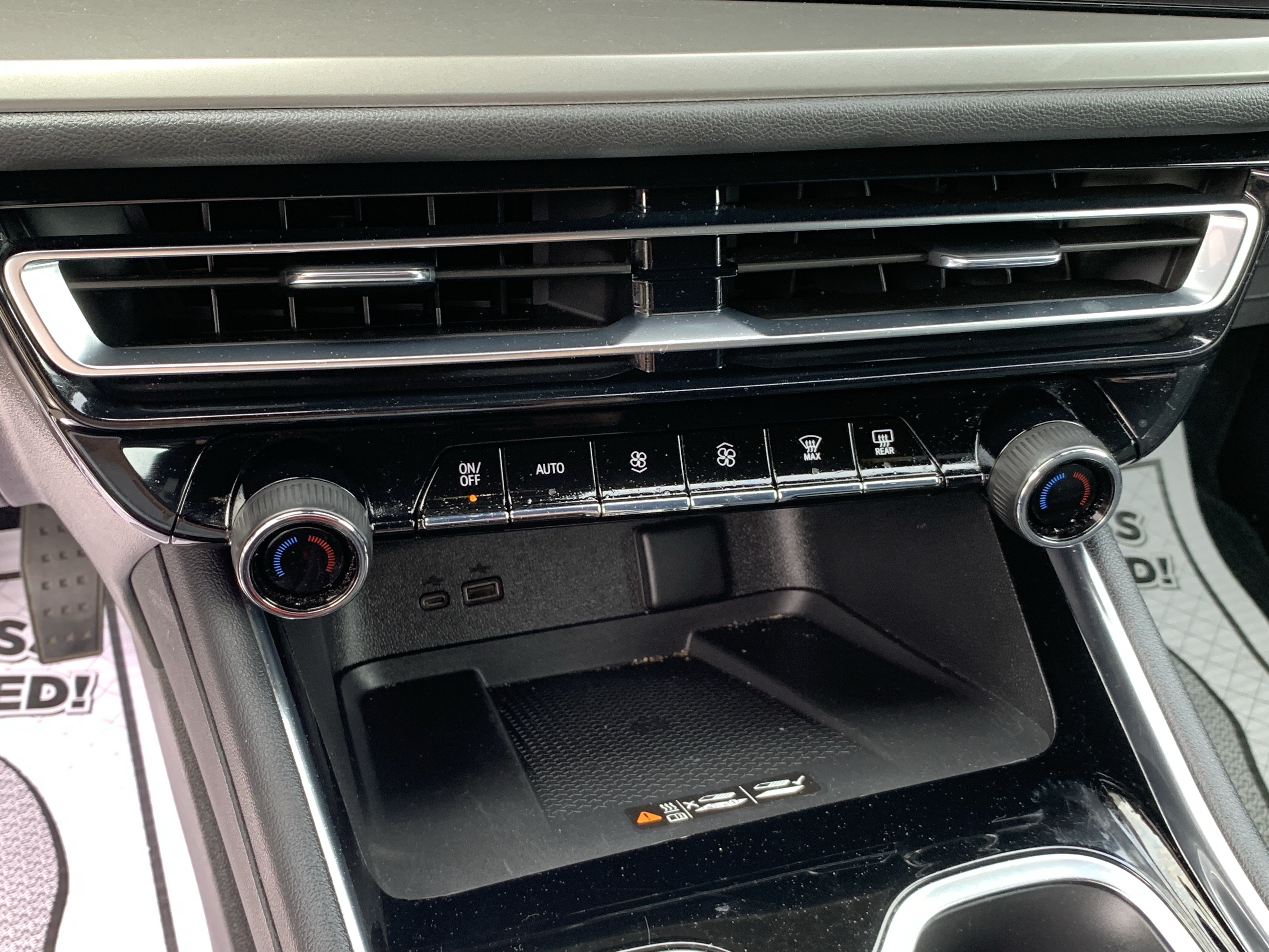 Used 2025 Chevrolet Traverse LT FWD image 31
