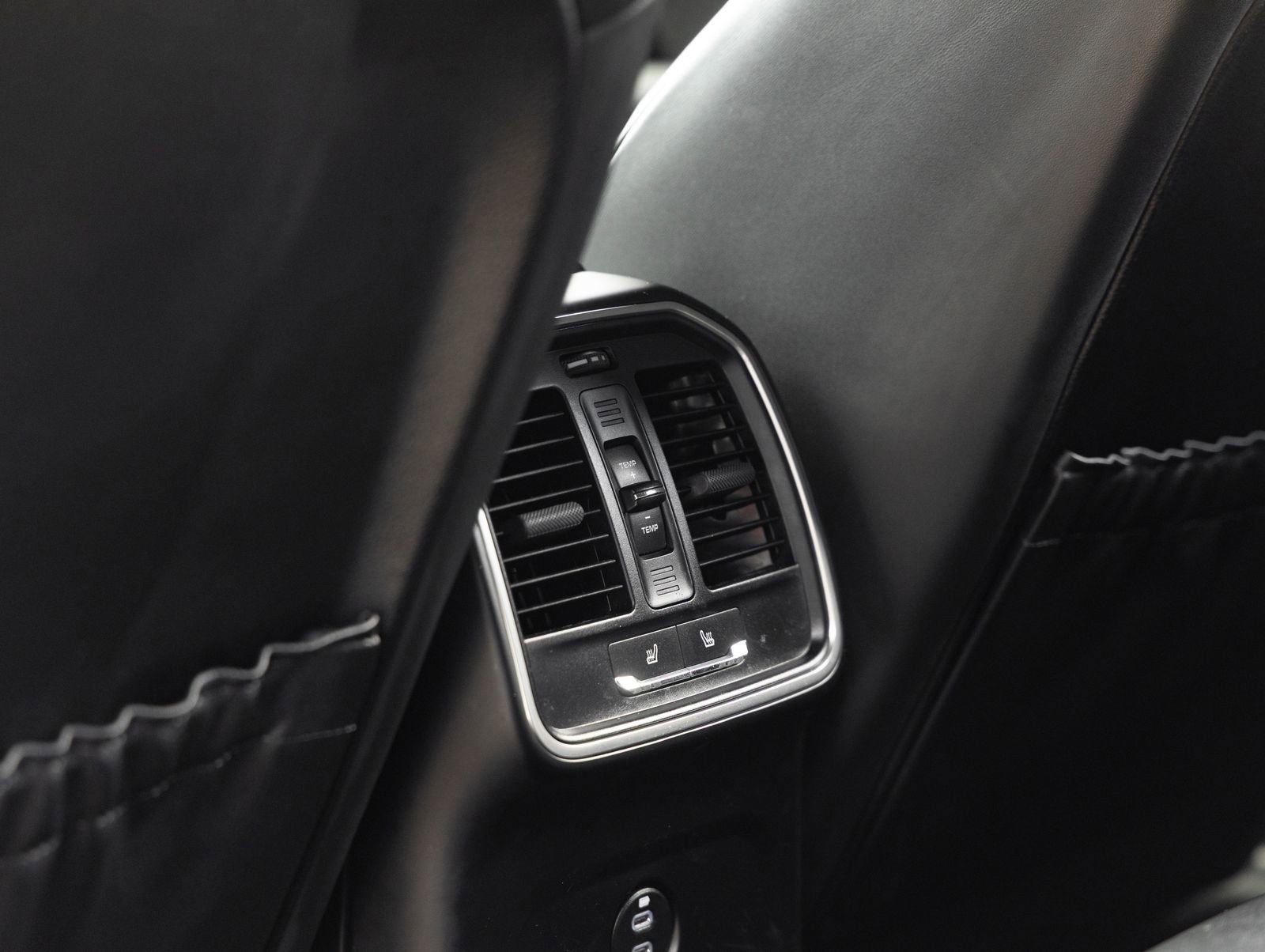 Certified 2024 Porsche Macan image 33