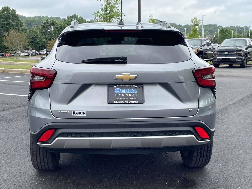Used 2024 Chevrolet Trax LT w/ Driver Confidence Package FWD image 4