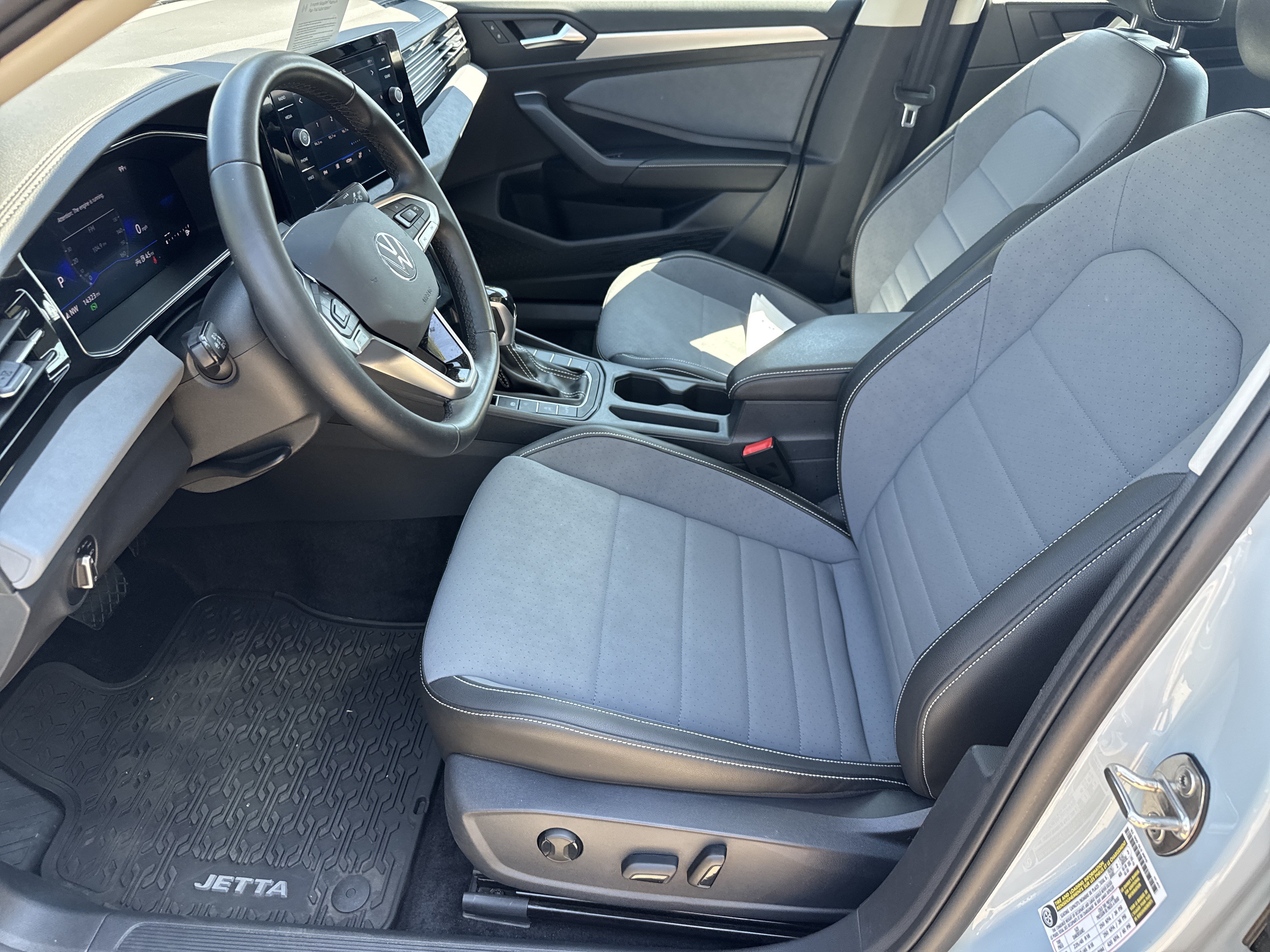 Certified 2025 Volkswagen Jetta SE FWD image 5
