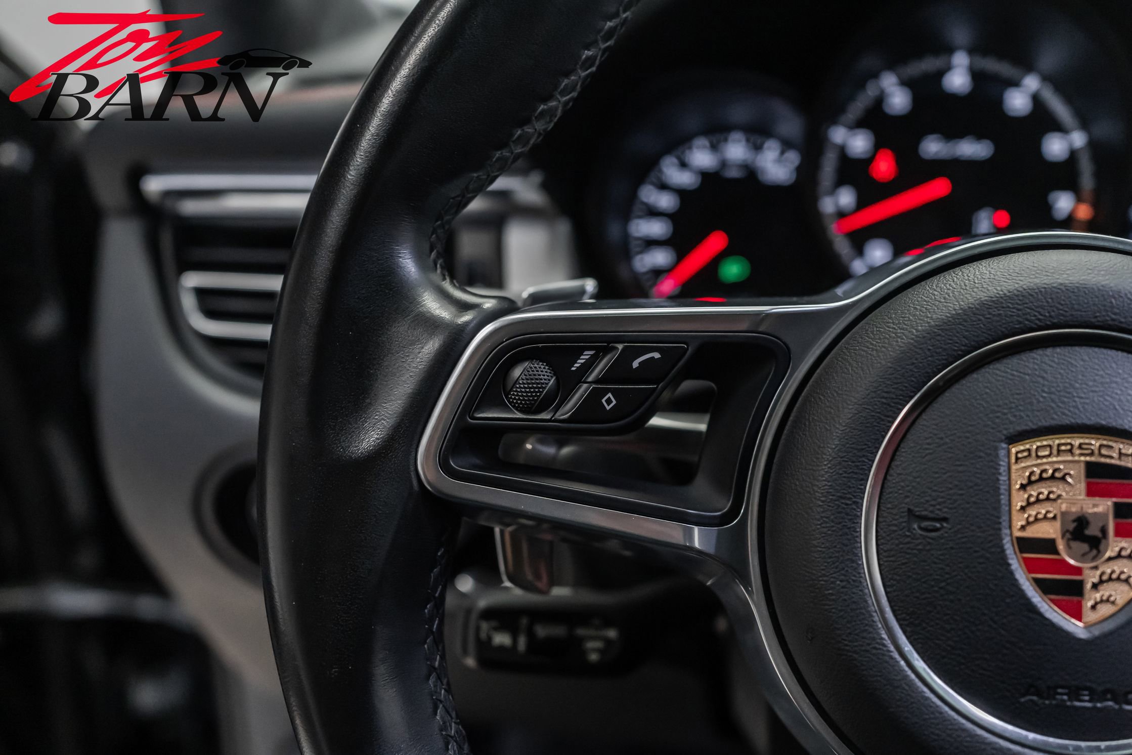 Used 2020 Porsche Macan Turbo image 30