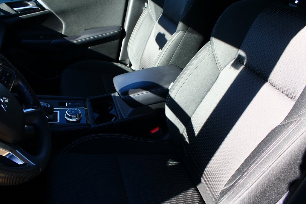 Used 2024 Mitsubishi Outlander ES image 3