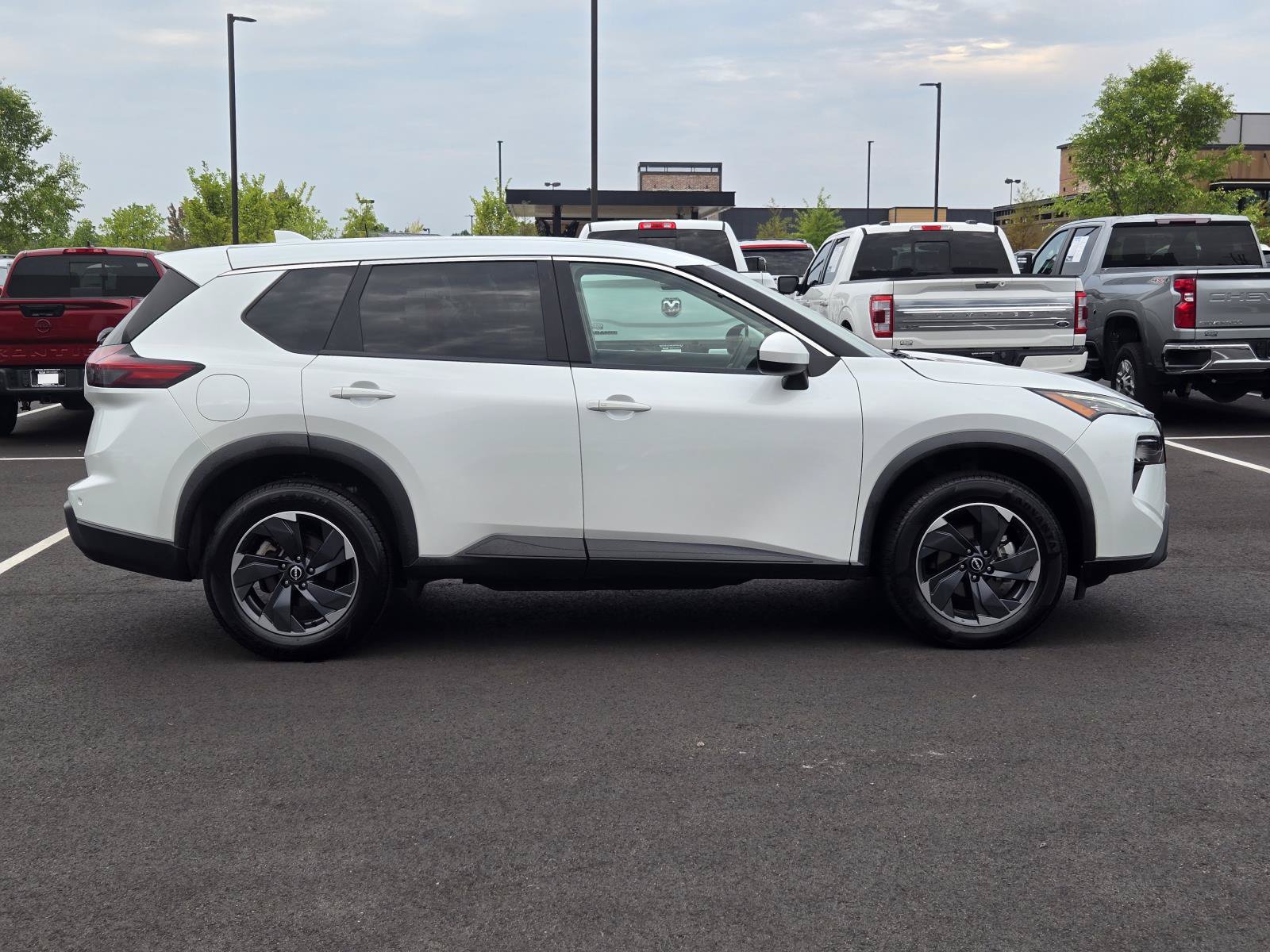 Used 2024 Nissan Rogue SV FWD image 8