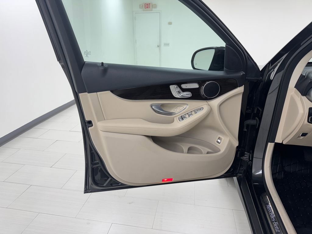 Used 2022 Mercedes-Benz GLC 300 4MATIC image 9