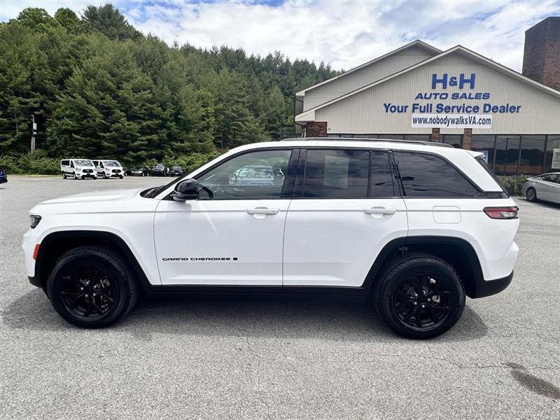 Used 2025 Jeep Grand Cherokee Altitude AWD/4WD image 8