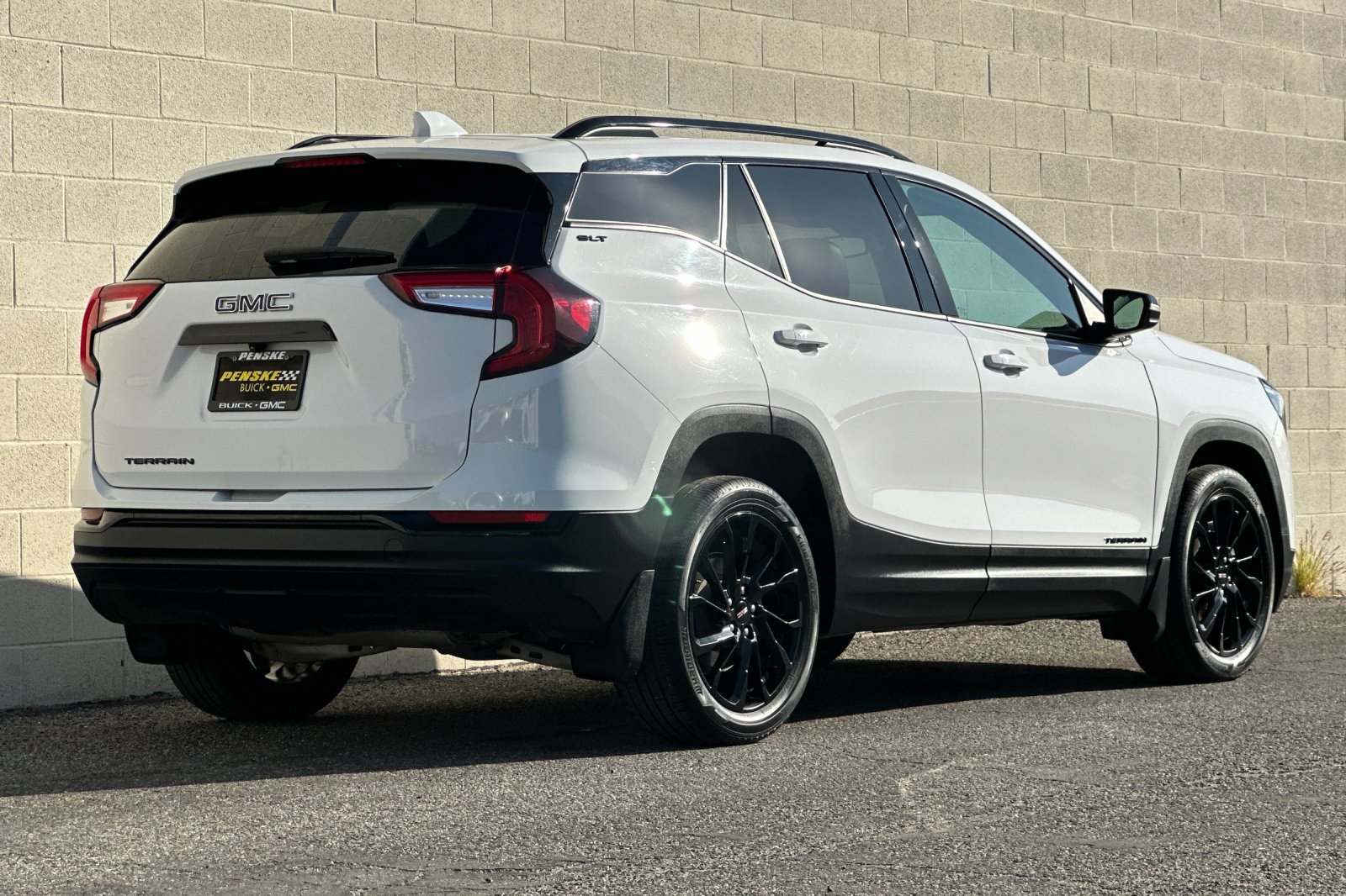 Used 2024 GMC Terrain SLT w/ Elevation Edition FWD image 4