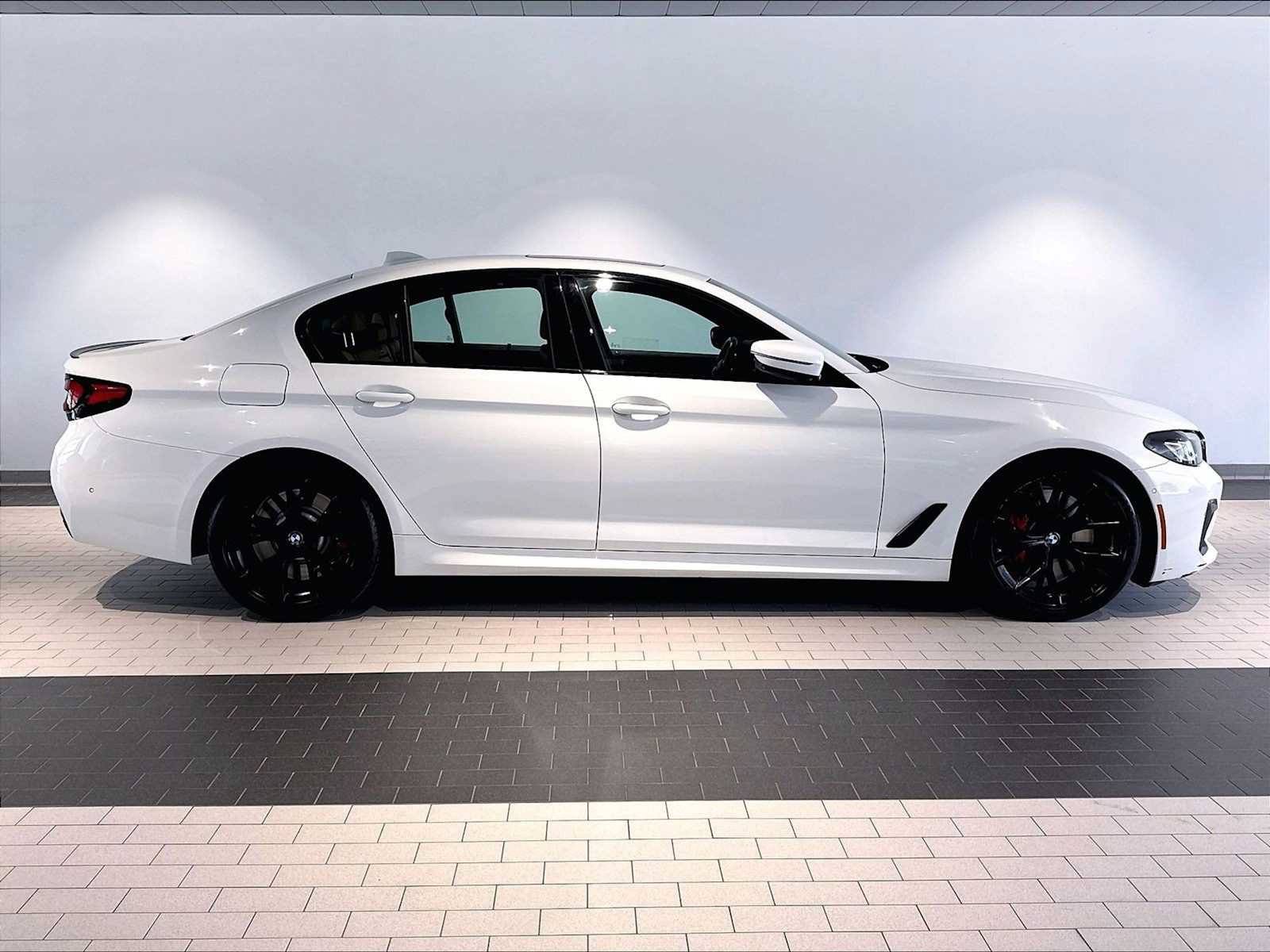 Used 2023 BMW M550i xDrive w/ Executive Package AWD/4WD image 11