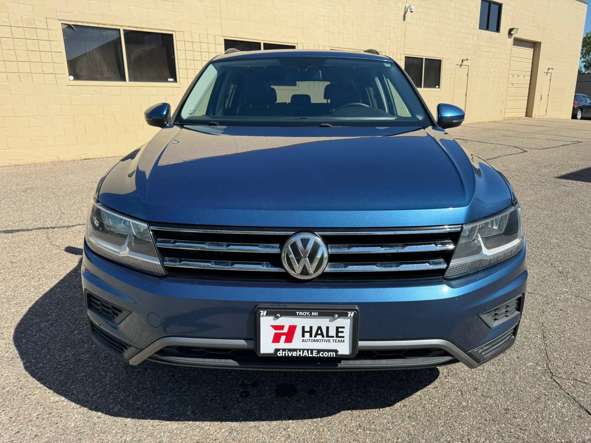 Used 2018 Volkswagen Tiguan SE w/ Panoramic Sunroof Package AWD/4WD image 2