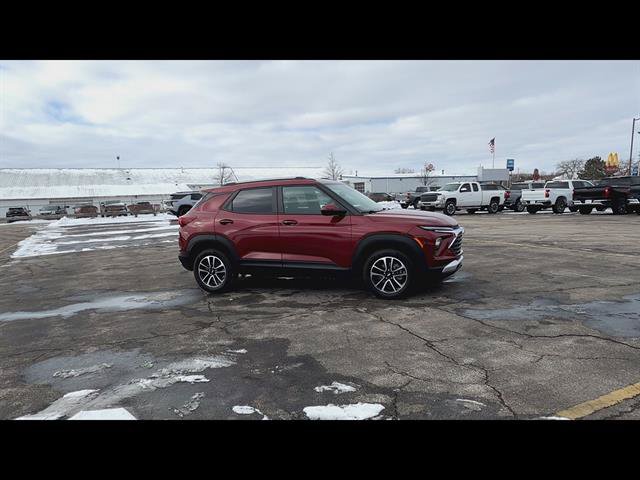 Used 2024 Chevrolet TrailBlazer LT w/ LT Cold Weather Package AWD/4WD image 2