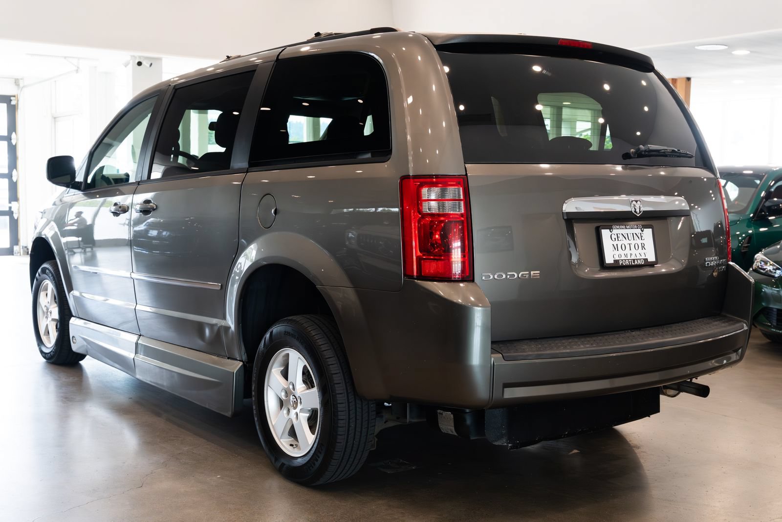 Used 2010 Dodge Grand Caravan SXT FWD image 6