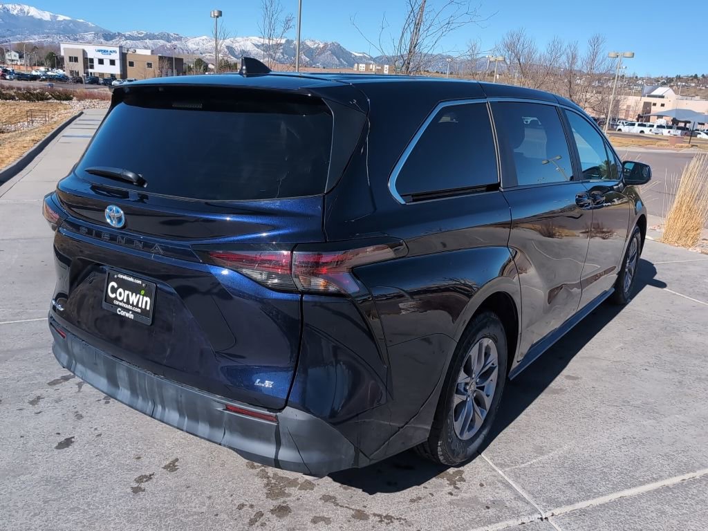 Used 2025 Toyota Sienna LE image 7