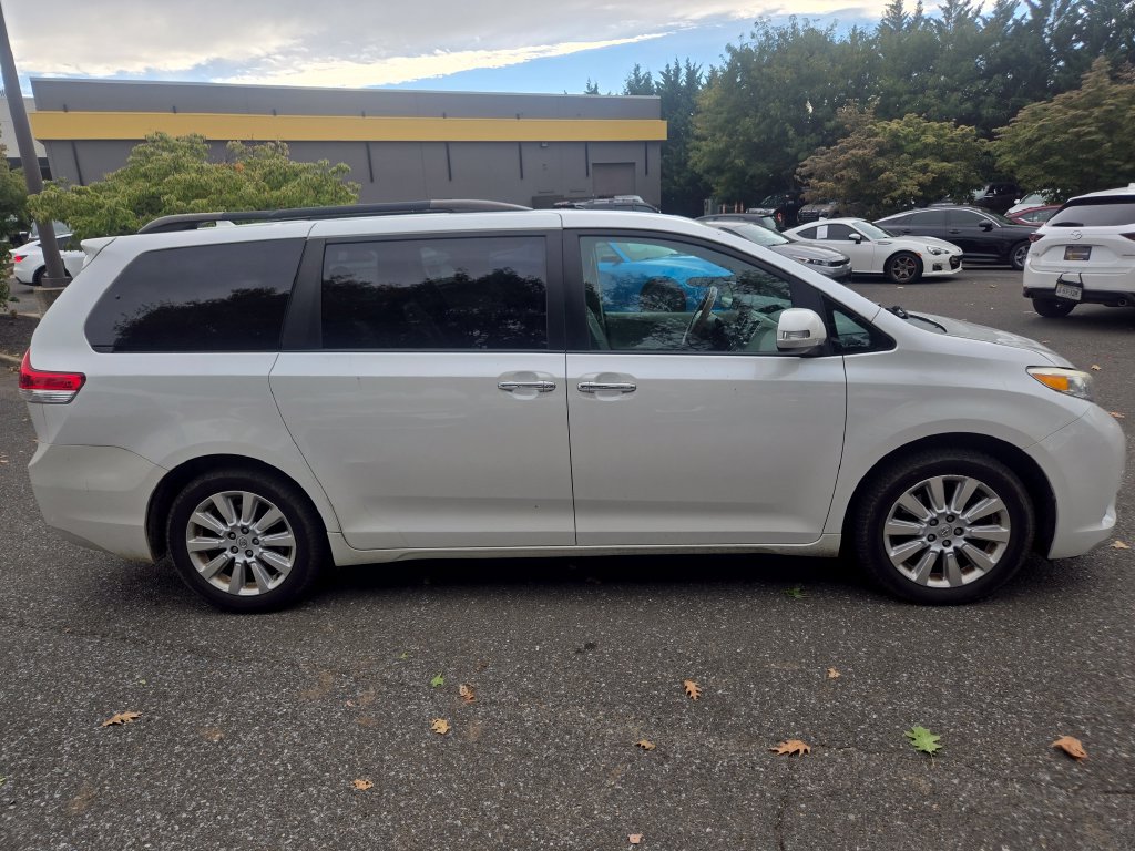 Used 2013 Toyota Sienna Limited w/ Premium Pkg AWD/4WD image 7