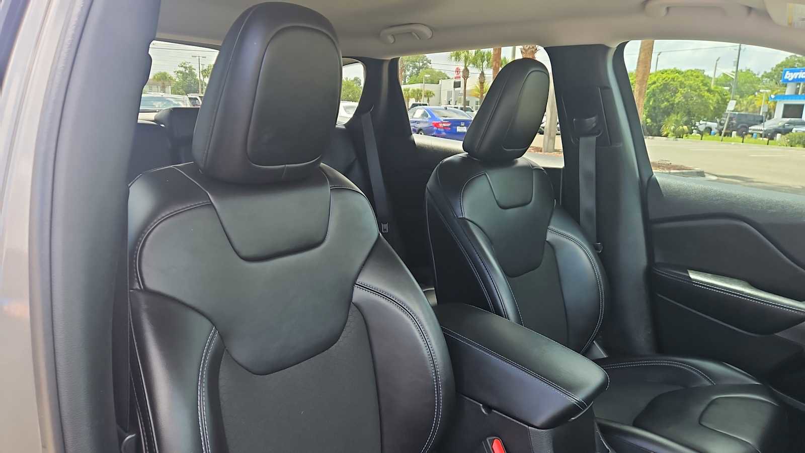 Used 2021 Jeep Cherokee Latitude Plus w/ Mopar Interior Package AWD/4WD image 25