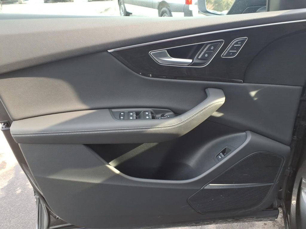 Used 2025 Audi Q8 Premium Plus image 11