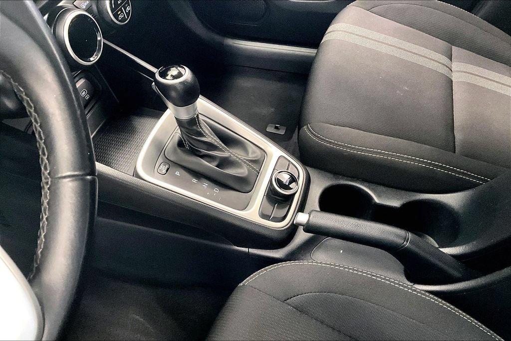 Used 2025 Hyundai Venue SEL FWD image 14