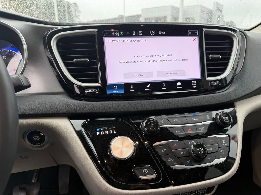 Used 2023 Chrysler Pacifica Touring-L image 17