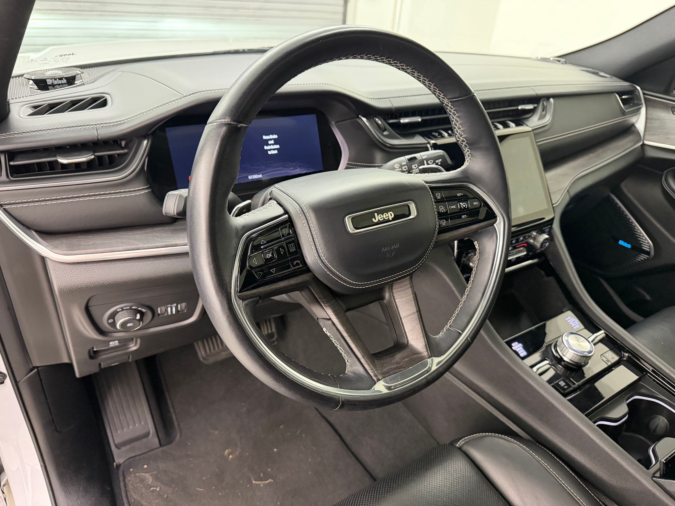 Used 2022 Jeep Grand Cherokee L Overland w/ Luxury Tech Group IV AWD/4WD image 4