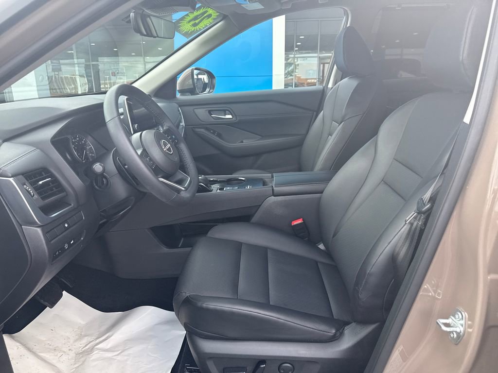 Used 2024 Nissan Rogue SV w/ SV Premium Package FWD image 11