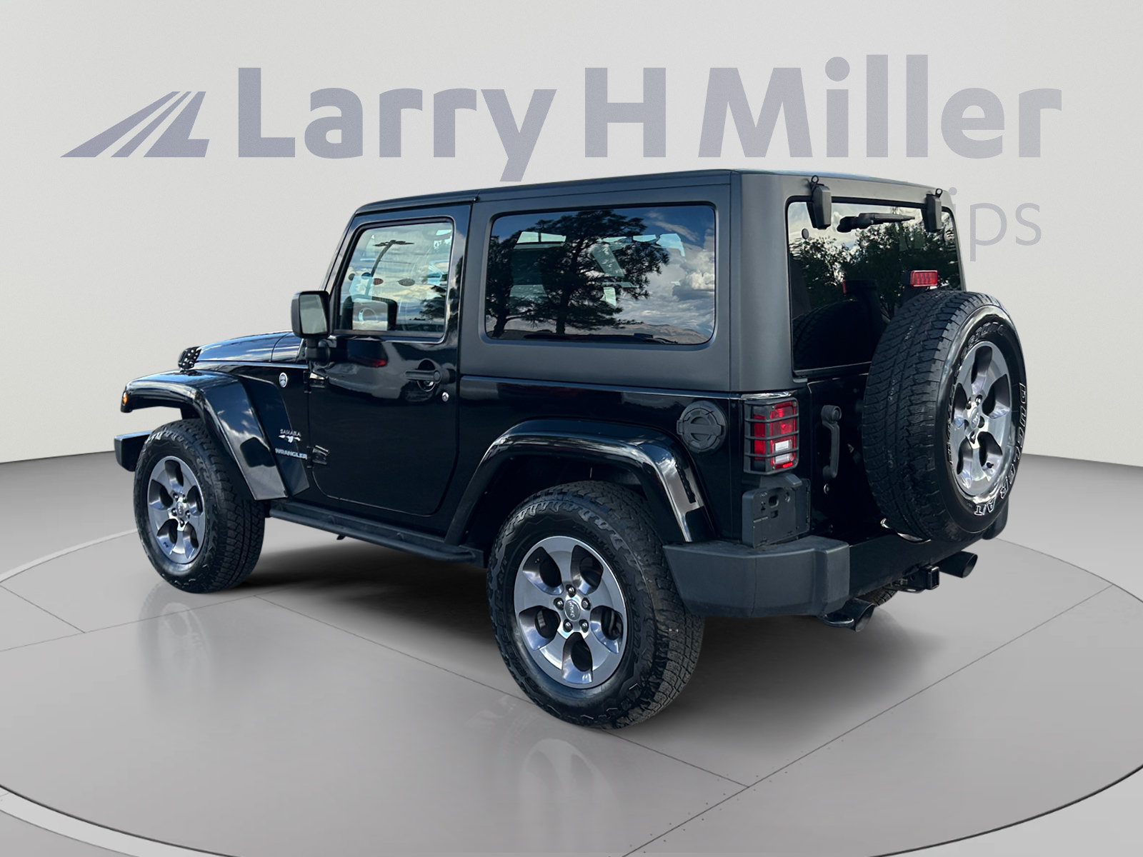 Used 2016 Jeep Wrangler Sahara w/ Connectivity Group AWD/4WD image 3