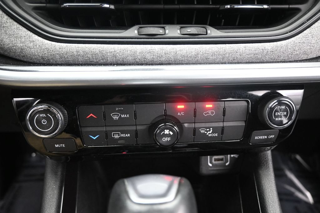Used 2024 Jeep Compass Latitude AWD/4WD image 30