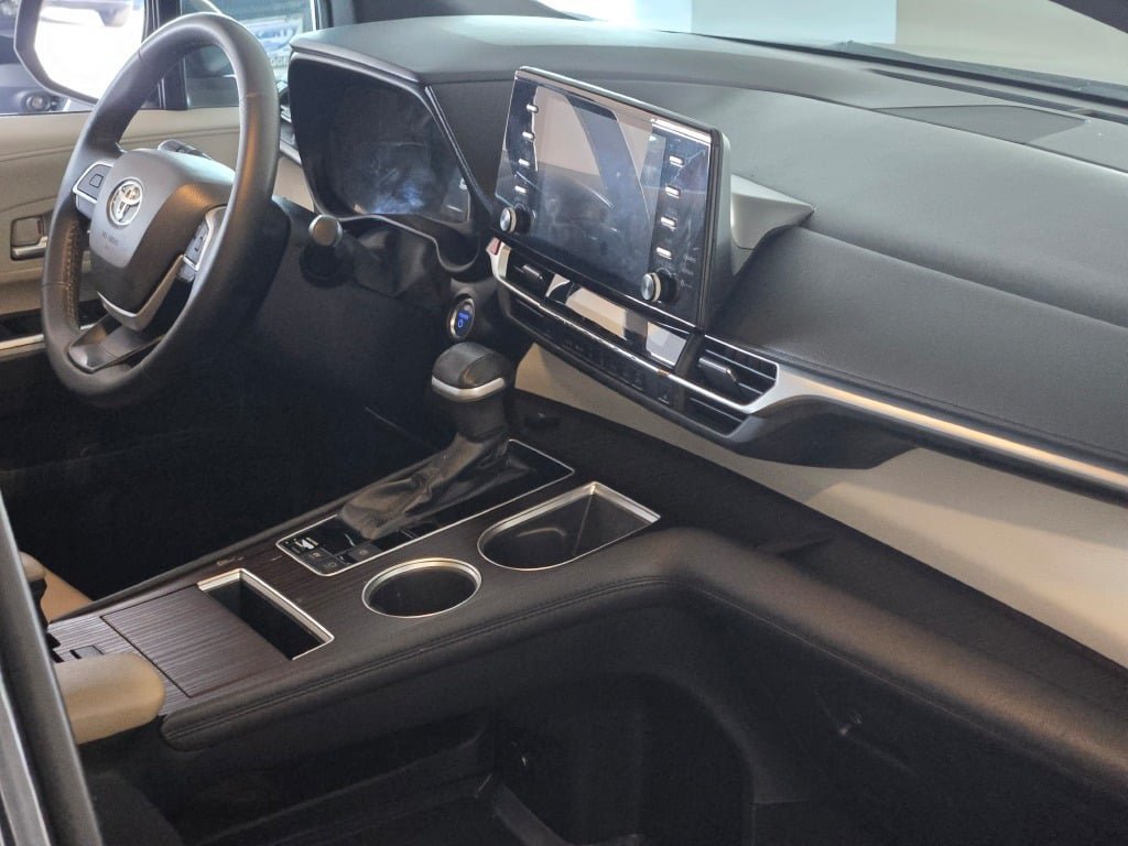 Used 2023 Toyota Sienna XLE AWD/4WD image 8