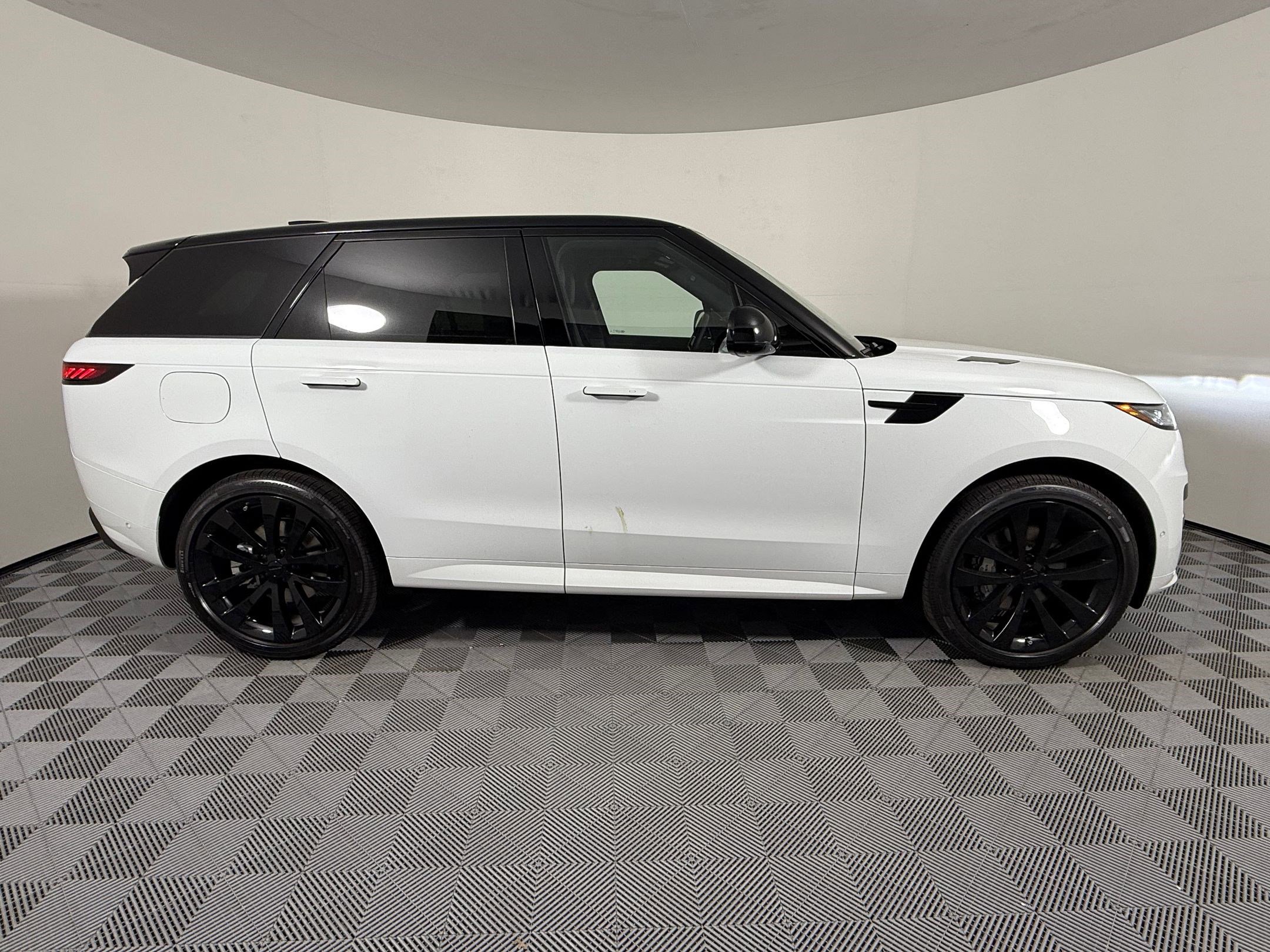 New 2026 Land Rover Range Rover Sport Dynamic SE AWD/4WD image 9