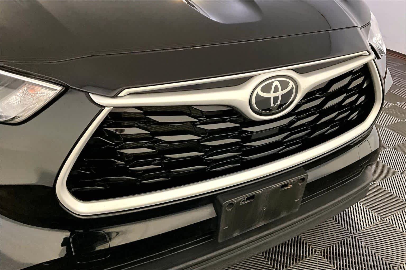 Used 2022 Toyota Highlander XLE AWD/4WD image 32