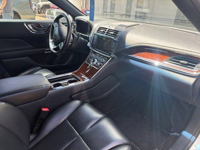 Used 2019 Lincoln Continental Premiere FWD image 4