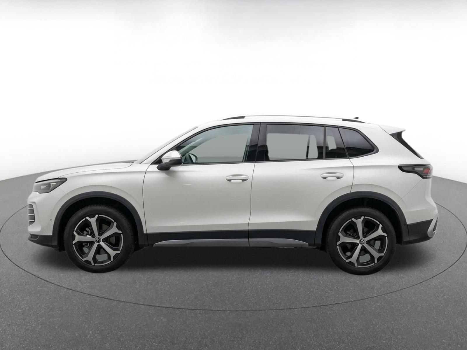 Used 2026 Volkswagen Tiguan SE AWD/4WD image 4