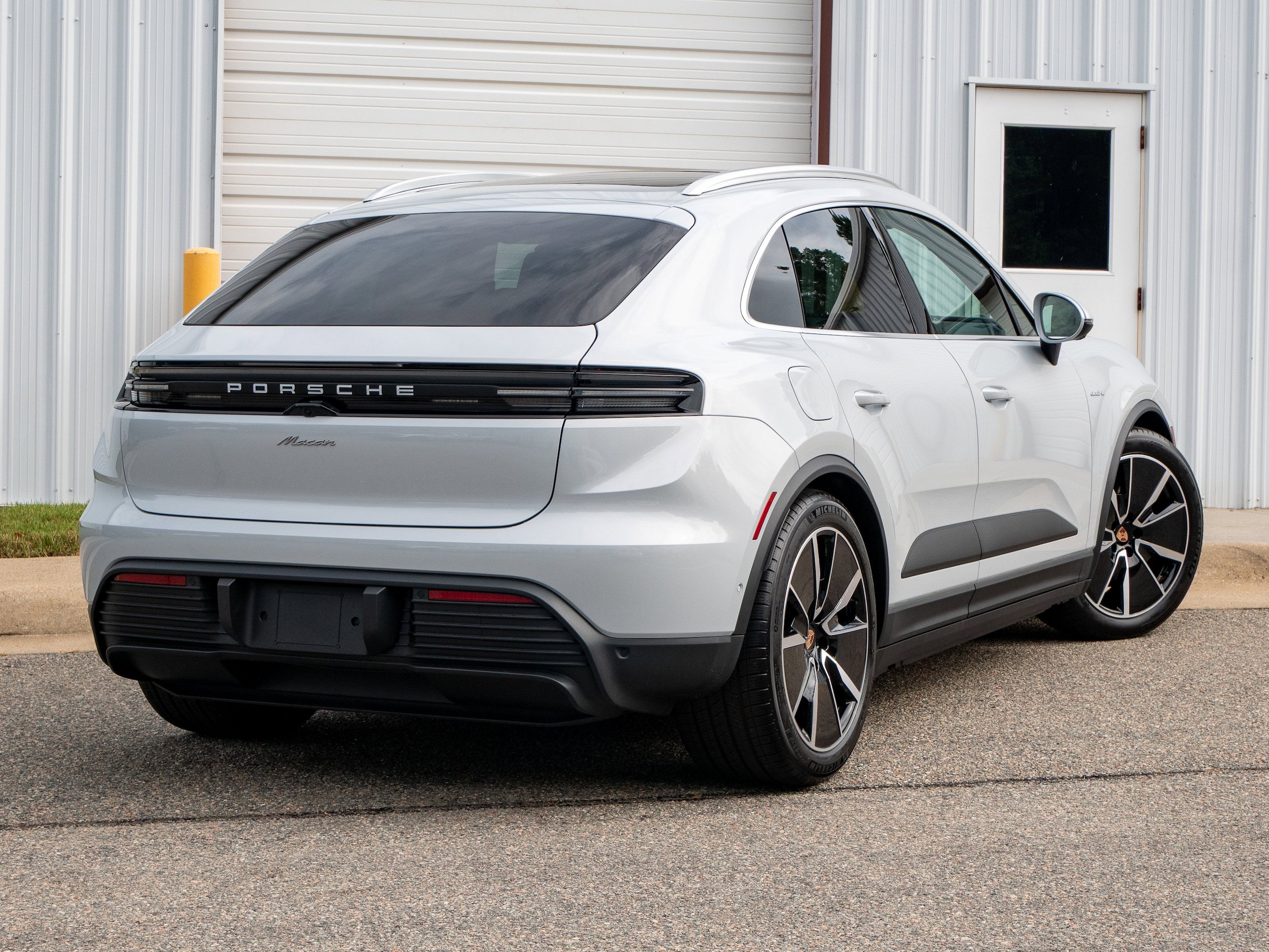 New 2025 Porsche Macan Electric RWD image 7