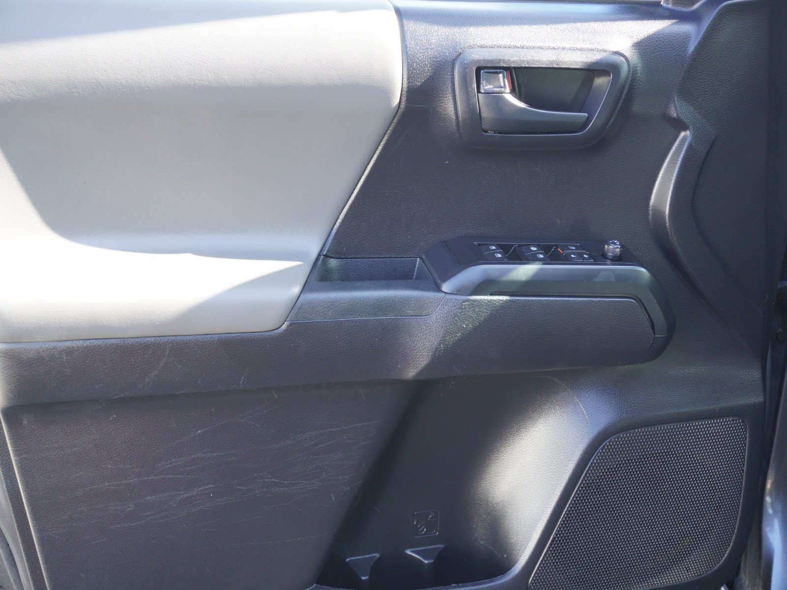 Used 2020 Toyota Tacoma SR AWD/4WD image 19