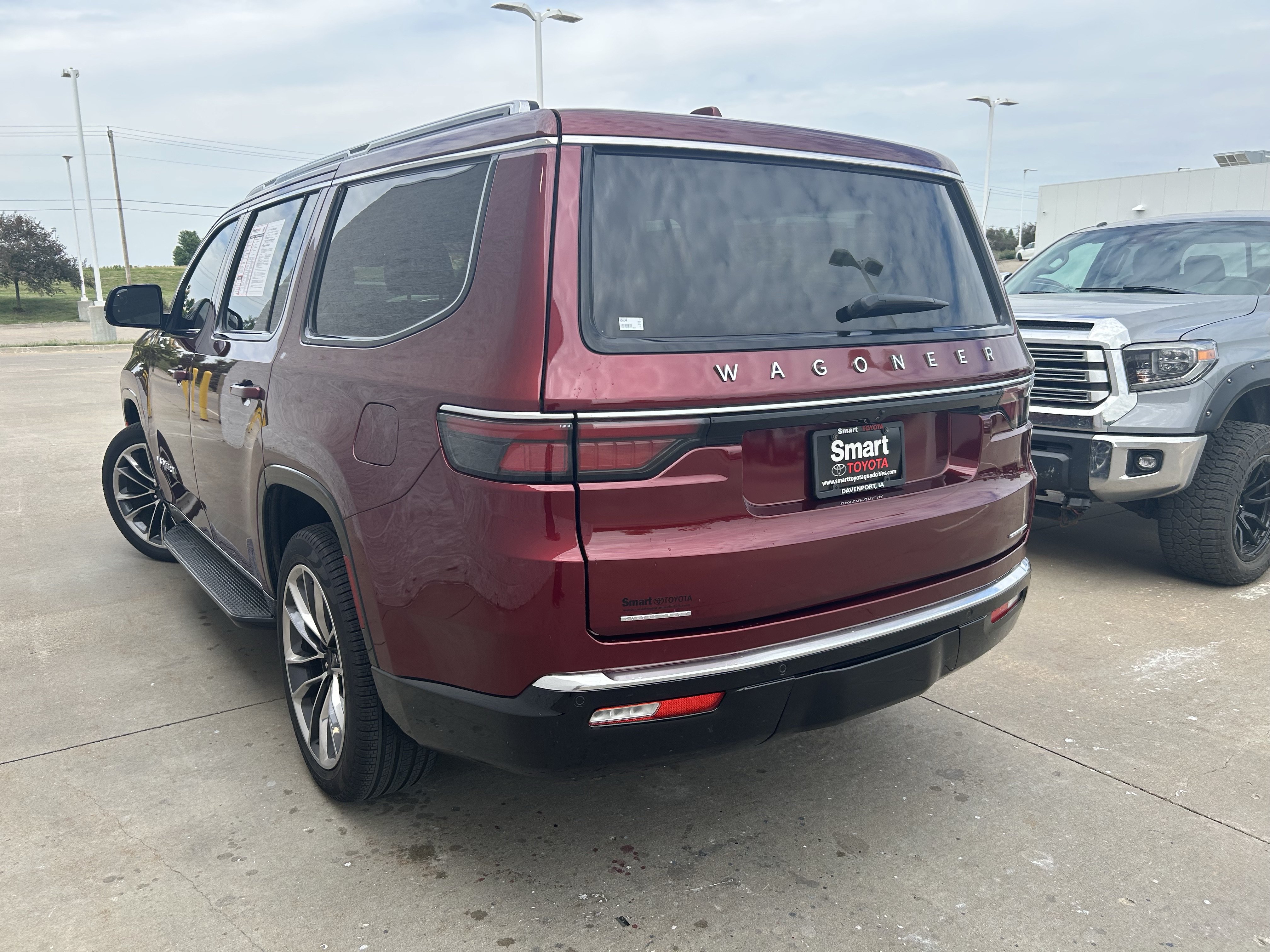 Used 2023 Jeep Wagoneer Series II w/ Premium Group I AWD/4WD image 4