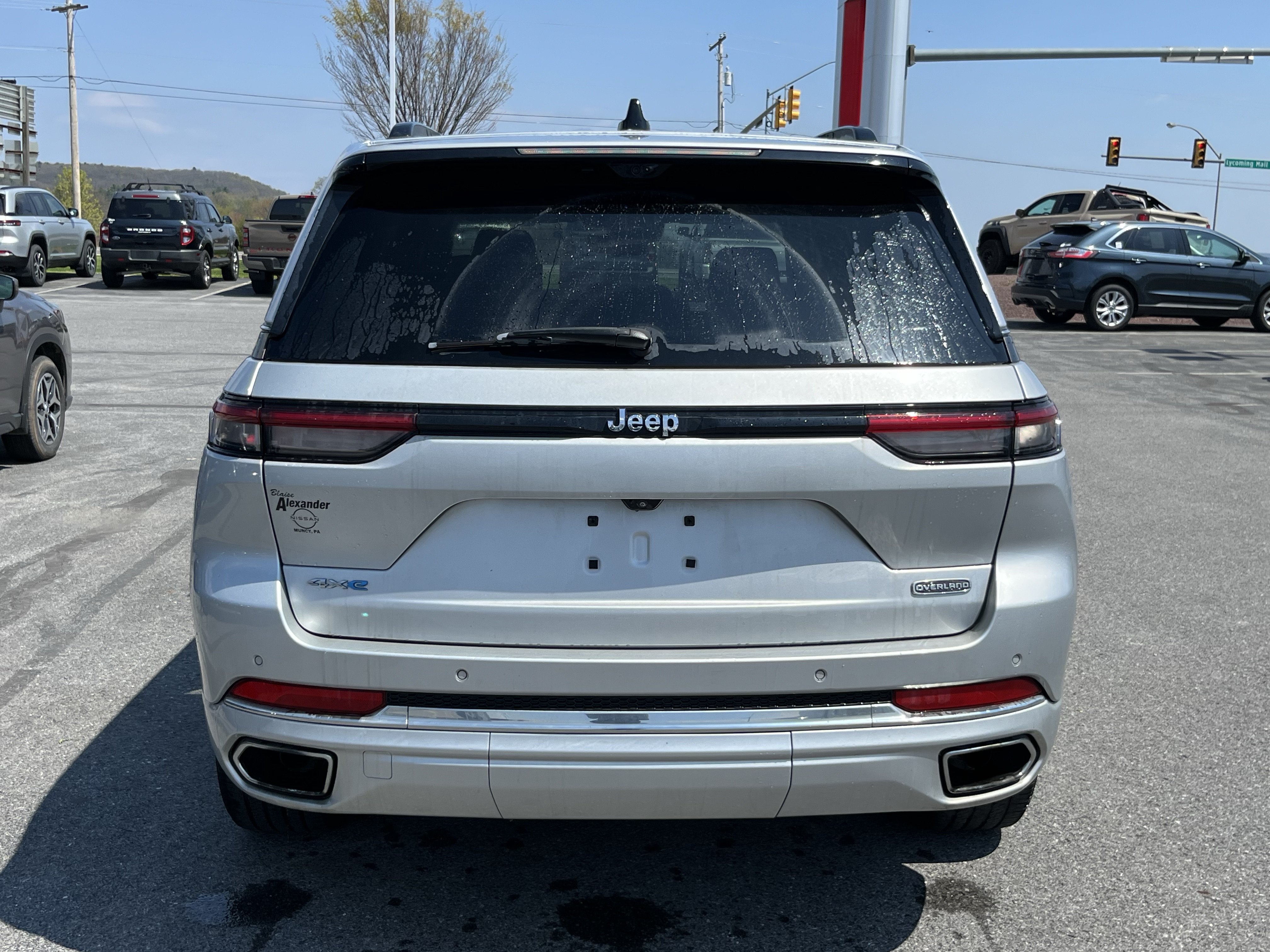 Used 2023 Jeep Grand Cherokee Overland w/ Advanced Protech Group III AWD/4WD image 4