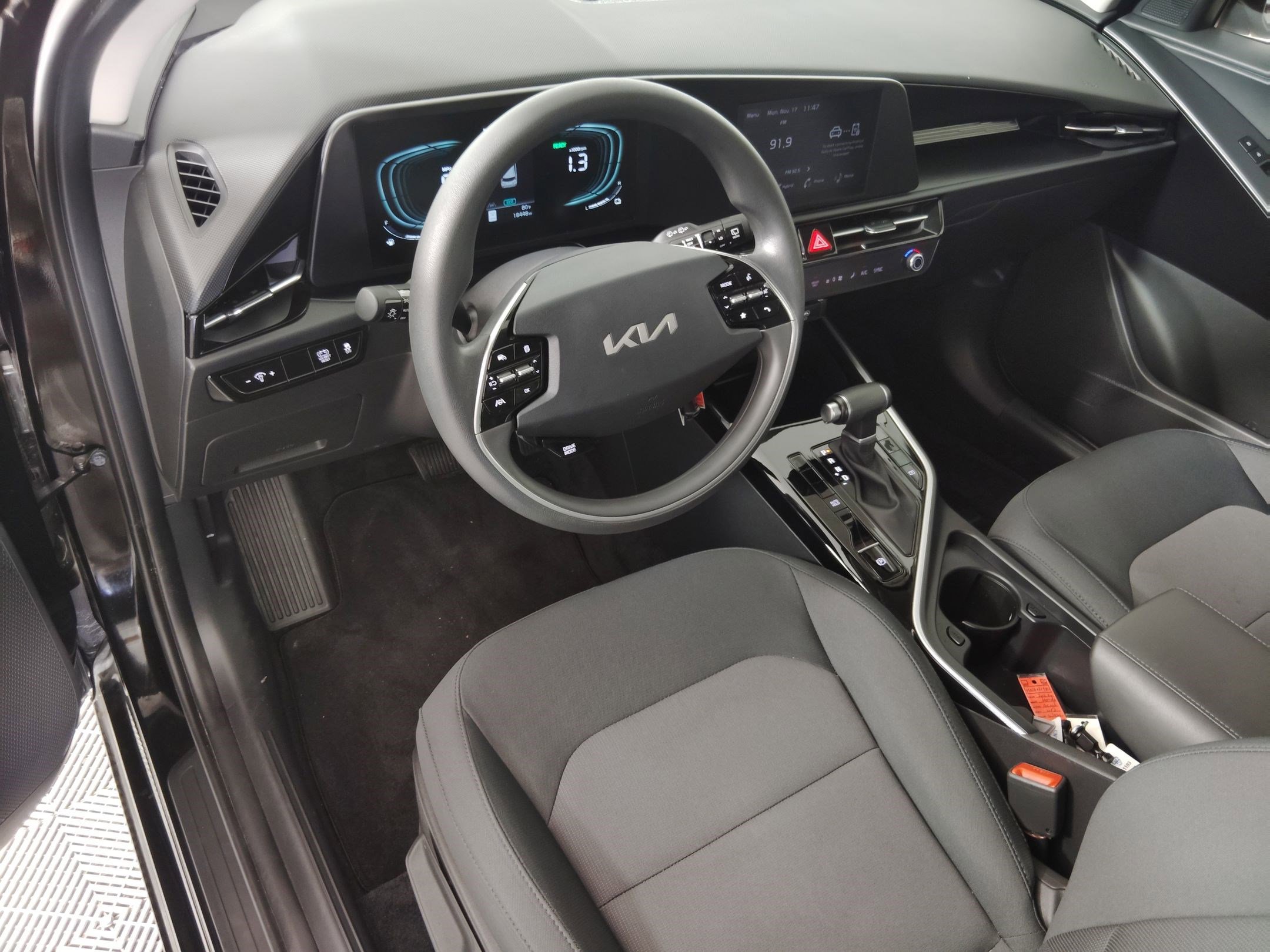 Used 2023 Kia Niro LX image 4