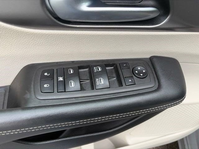 Used 2023 Chrysler Pacifica Touring-L FWD image 12