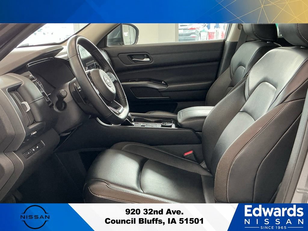 Used 2025 Nissan Pathfinder SL AWD/4WD image 28