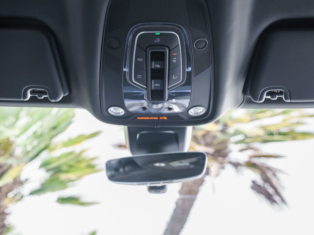 Used 2025 Bentley Bentayga Extended Wheelbase image 17