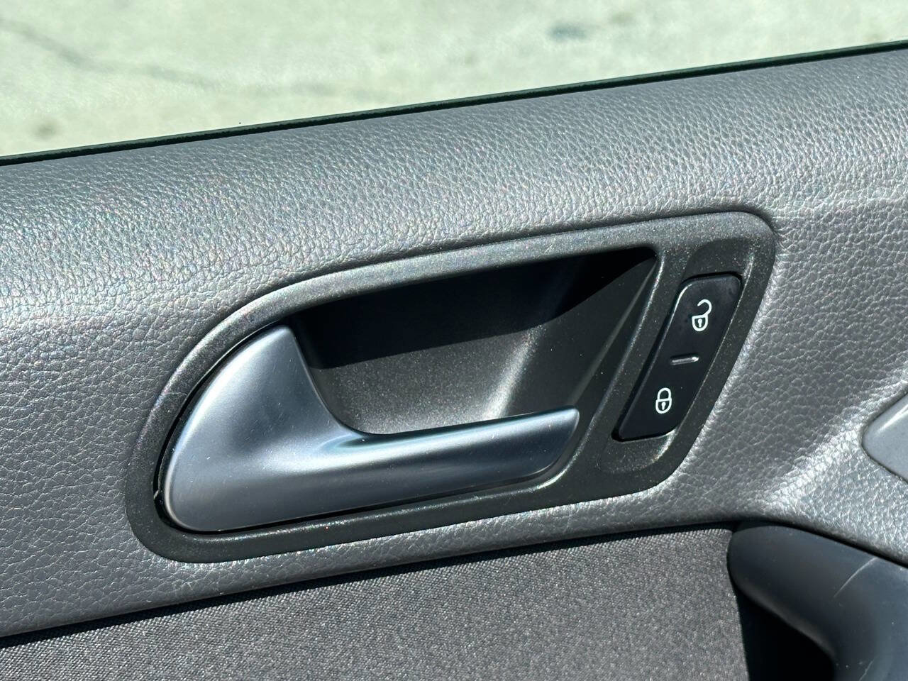 Used 2011 Volkswagen Tiguan SE image 13