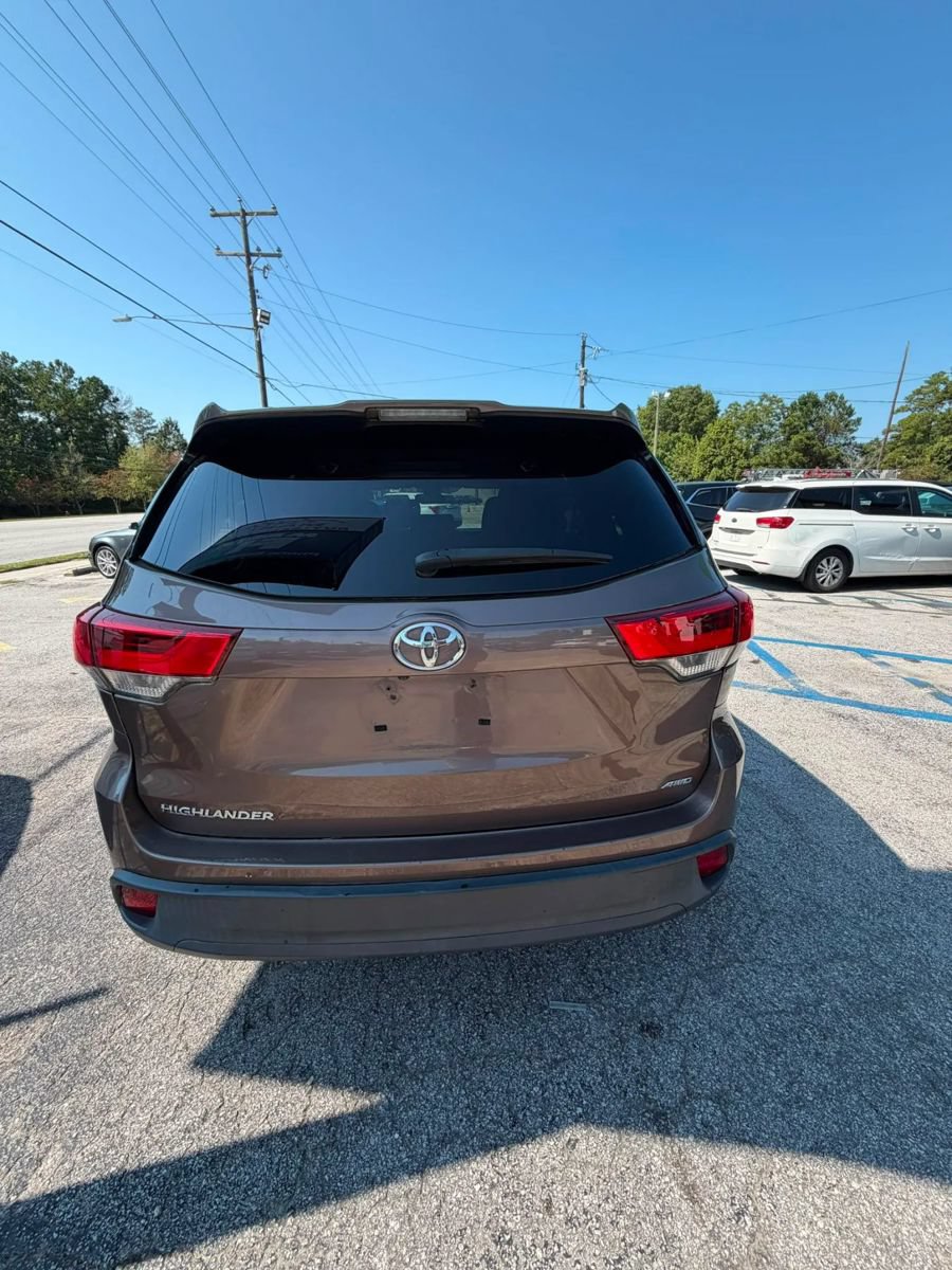 Used 2019 Toyota Highlander LE AWD/4WD image 6