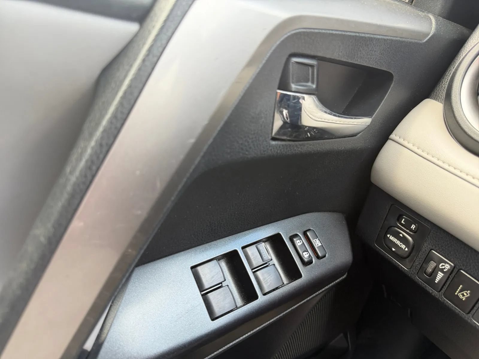 Used 2017 Toyota RAV4 XLE w/ Plus Special Value Package AWD/4WD image 17