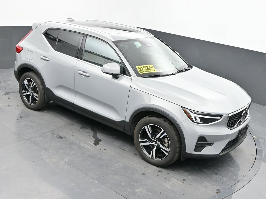 Used 2025 Volvo XC40 B5 Core image 28