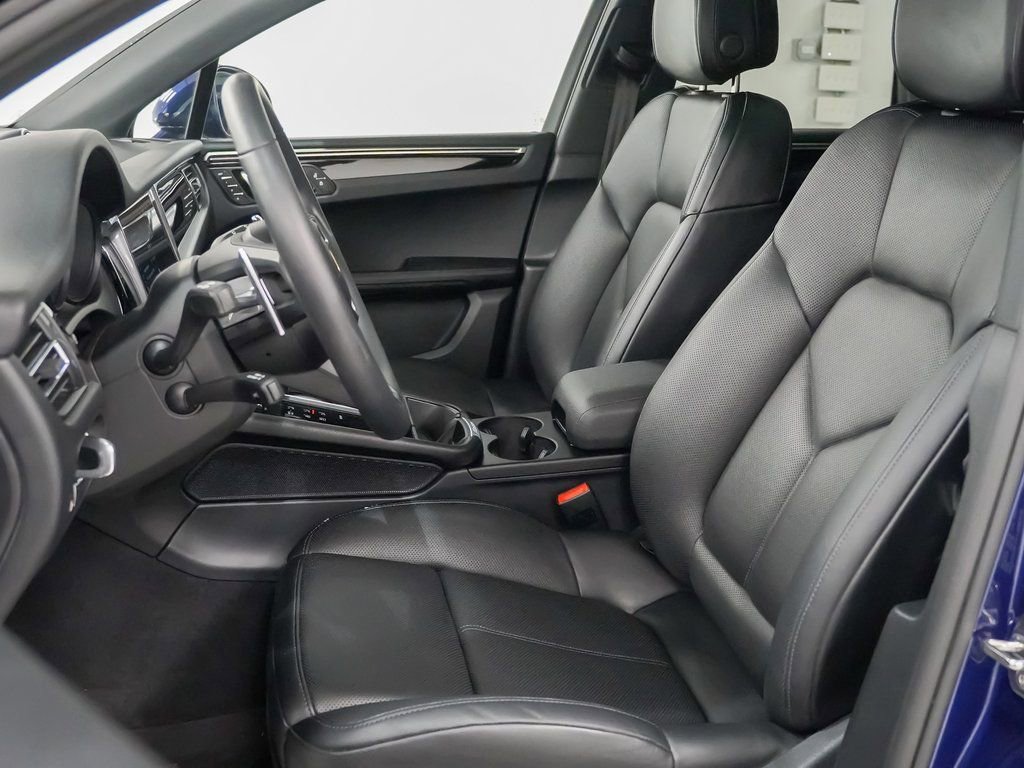 Certified 2025 Porsche Macan image 5