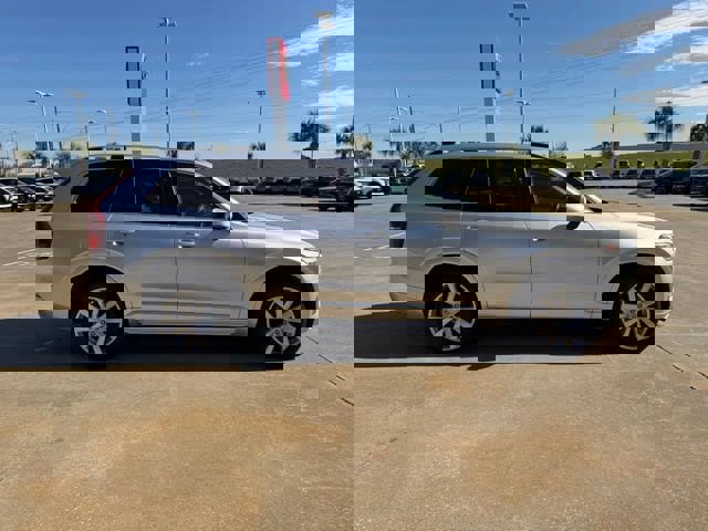 Used 2017 Volvo XC90 T6 Momentum w/ Vision Package image 4