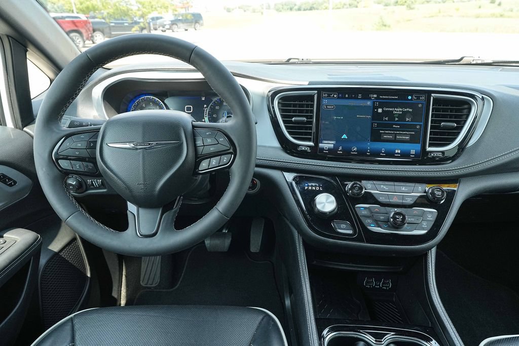 Used 2025 Chrysler Pacifica Limited FWD image 28