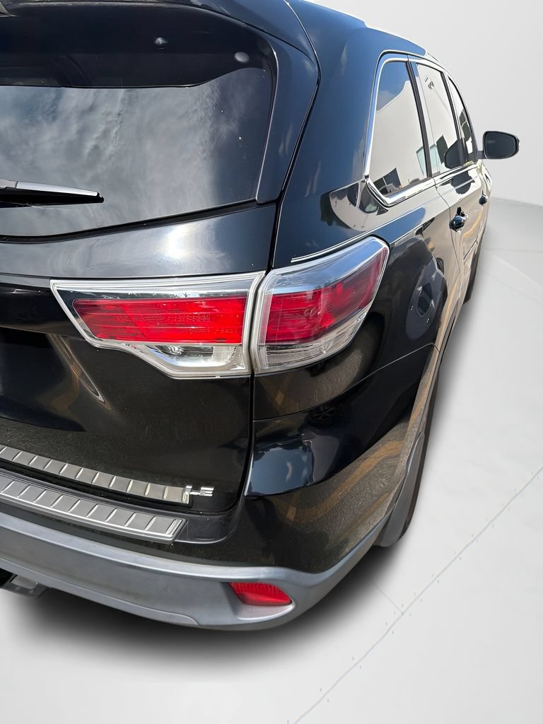 Used 2016 Toyota Highlander Plus FWD image 2