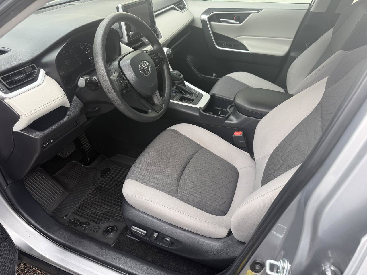 Used 2025 Toyota RAV4 XLE FWD image 10