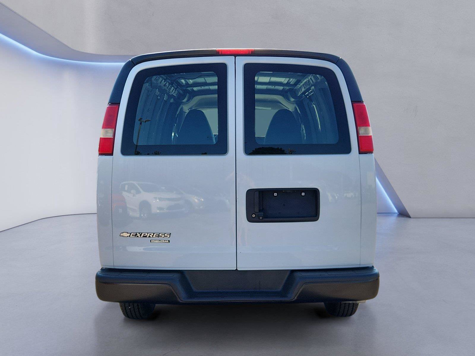 Used 2015 Chevrolet Express 2500 RWD image 4
