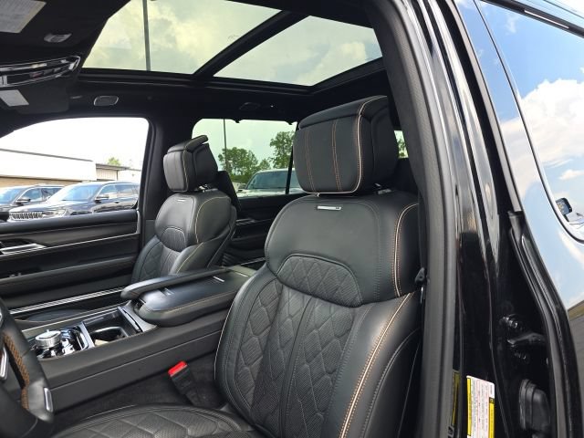 Used 2025 Jeep Grand Wagoneer L Series III w/ Rear Seat Video Group 1 AWD/4WD image 15
